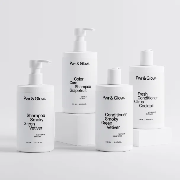 Shampoo- und Conditioner-Flaschenset der Marke Fbr & Glow zusammen präsentiert.