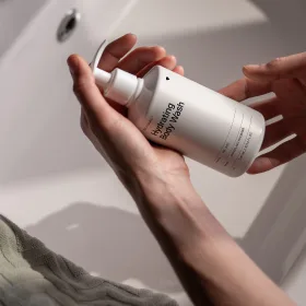 Makroaufnahme von weißer Lotion, verstrichen auf der Haut.
