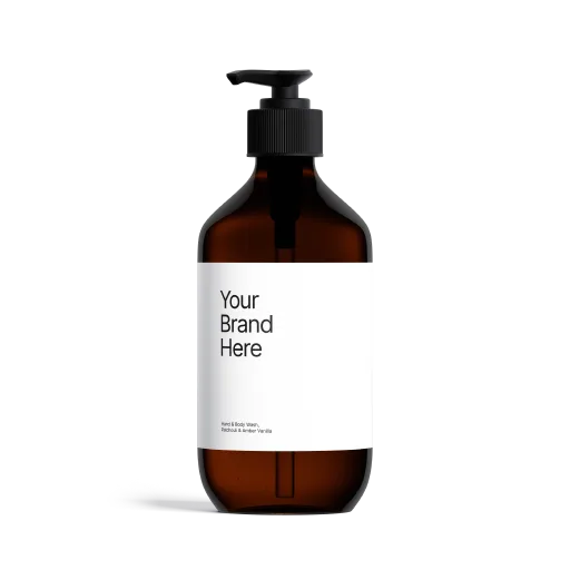 Weiße Pumpflaschen-Mockup mit der Aufschrift „Your Brand Here“ auf hellgrauem Hintergrund als Beispiel für individuelles Private-Label-Branding.