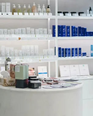 Verkaufsregal mit Hautpflegeprodukten, angeordnet in einer Boutique.
