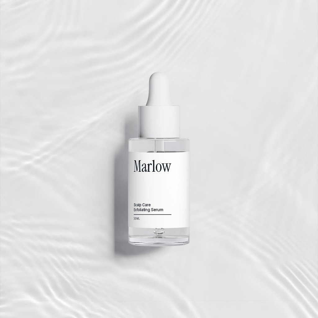 Private-Label-Kopfhautserum mit Pipette auf einer gewellten weißen Fläche