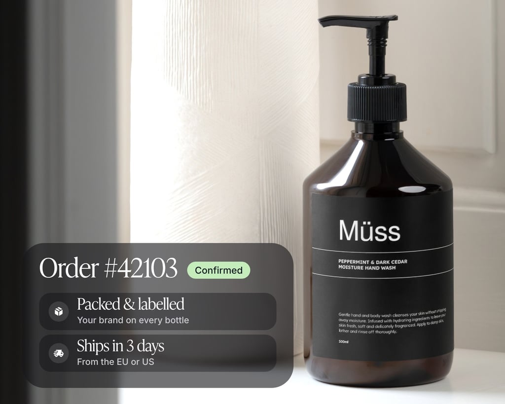 Ein Verkäufer am Laptop, der in Shopify eine Bestellung für ein individuelles Produkt aufgibt